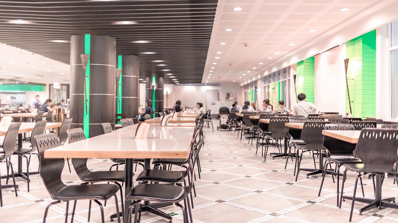 الكافيتريا والمطاعم