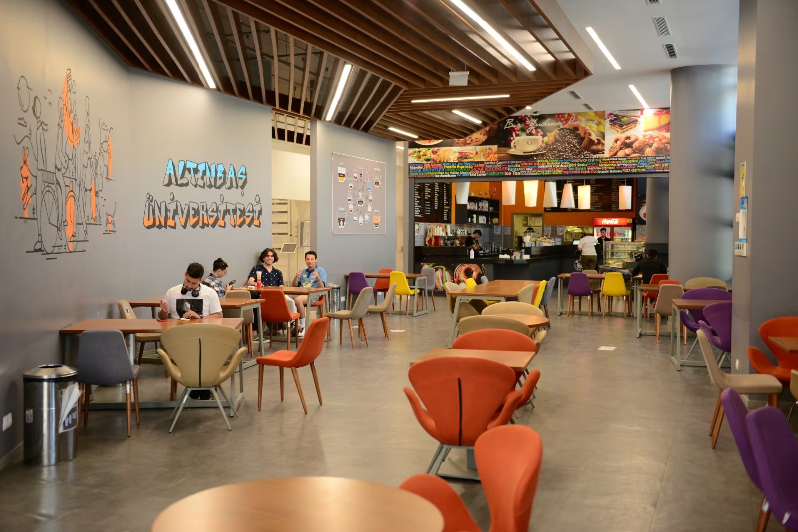 الكافيتريا والمطاعم