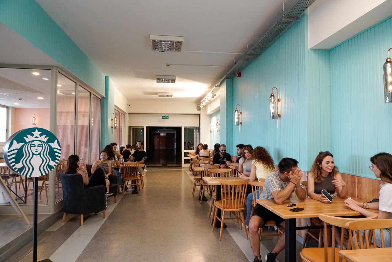 الكافيتريا والمطاعم