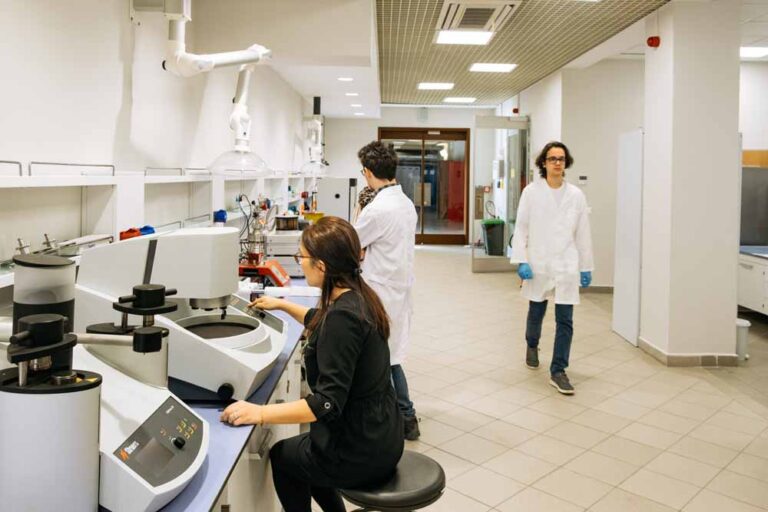 المعامل (Labs)